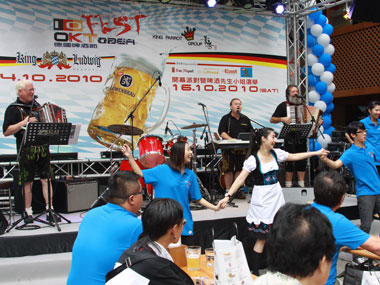 Fun at the open-air concert in Wan Chai